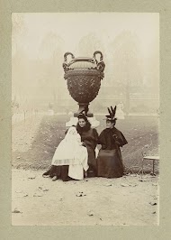 Twee vrouwen en een baby in een park