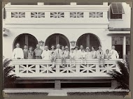 Groepsfoto van Nederlanders in Suriname, staande op een balkon