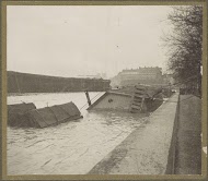 Gezonken boot aan de Seine-oever tijdens de overstroming van Parijs