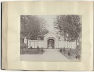 Erepoort van militaire begraafplaats Peutjoet op Atjeh