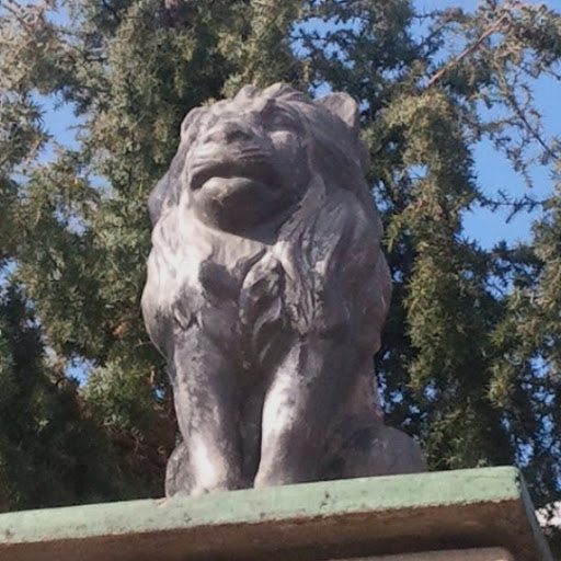 Скульптура Лев на заборе