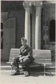 Wehrmachtsoldaat zittend op een houten bankje