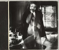 Dubbelopname van een naakte vrouw, staande naast een tafel