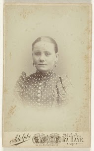 Studioportret van een jonge vrouw met oorbellen