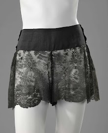 Directoire van zwarte organza en machinale Chantilly kant