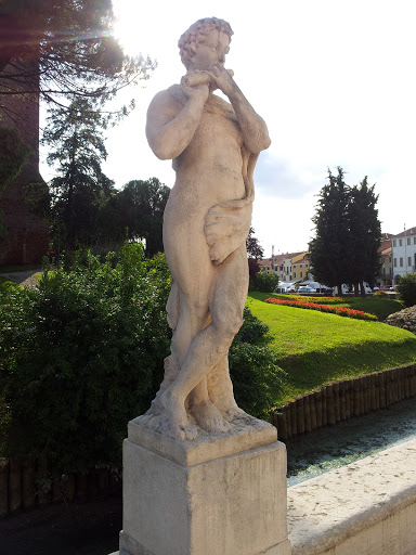 Statua Con Il Flauto