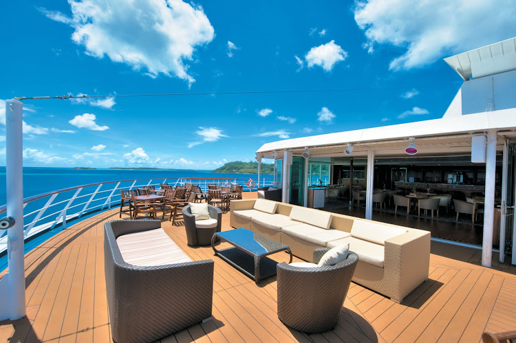 Used for continental breakfast and afternoon tea, this spectacular observation lounge atop the Paul Gauguin ship transforms into a nightclub with an indoor/outdoor dance floor.