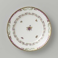 Bord, plat model, behorend bij een servies met geslingerd lintmotief met bladertakken, bloemboeketten en gestrooide bloemtakken