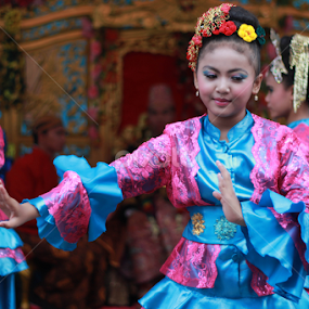 Tari persembahan by Aswin Kep - People Musicians & Entertainers