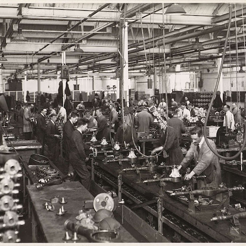 Medewerkers van de Wolseley Motor Company in de Ward End Works, de ...