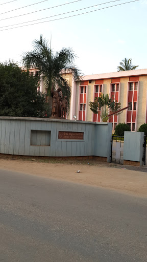 Kristu Jyothi College Statue