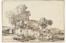 Huisje met houten omheining tussen bomen