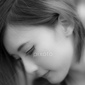 women in b&w by Soh Teck Swee - Black & White Portraits & People