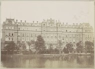 Gezicht op het Amstel Hotel in Amsterdam, op de voorgrond de Amstel