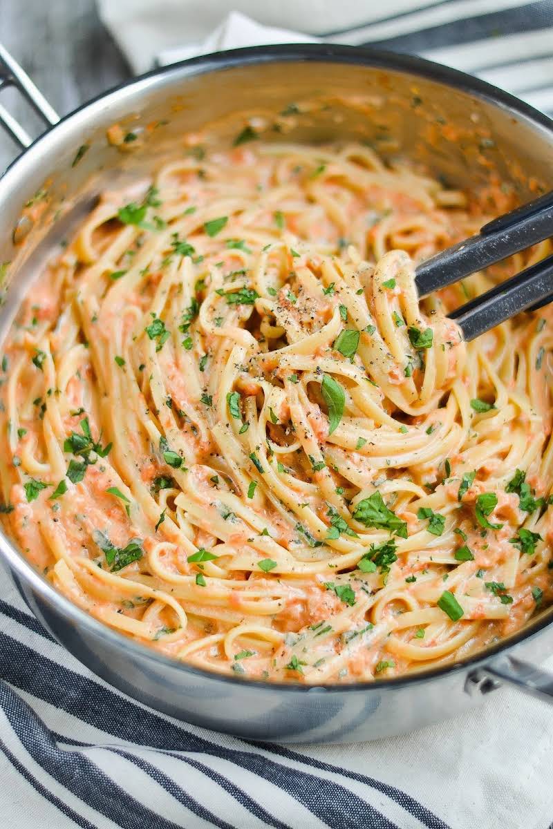 Linguine & Blushing Gorgonzola Cream Sauce Recipe | Yummly