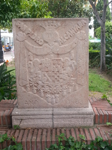 Escudo De Piedra En La Entrada San Pedro
