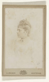 Studioportret van een jonge vrouw in een witte jurk