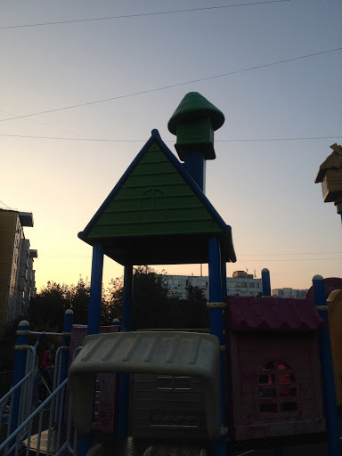 Дом на детской площадке