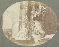 Stilleven met een kleine kopie van 'Ariadne auf dem Panther' en een Meissen 'Schneeball-vaas'