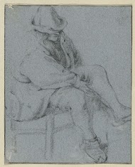 Zittende man met hoed op kruk en opgetrokken been