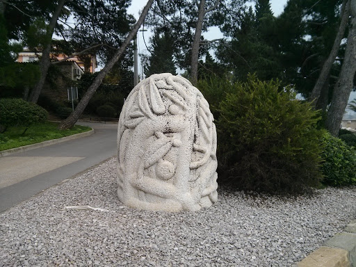 Izola, Spomenik na obali