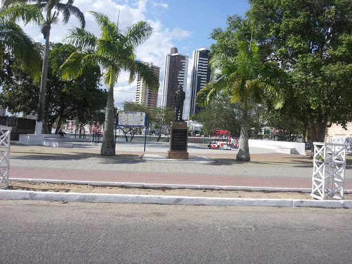 Estátua Em Frente Ao São Vicente De Paulo 