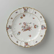 Rond bord, veelkleurig beschilderd met een Kakiemon-decor