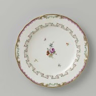 Bord, plat model, behorend bij een servies met geslingerd lintmotief met bladertakken, bloemboeketten en gestrooide bloemtakken