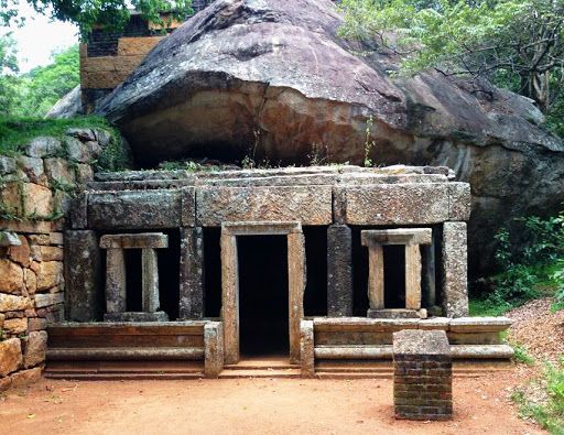 Kaludiya Pokuna Ancient Ruins