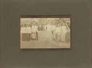 Leprozenkolonie Danaradja: personeel poserend achter een bord