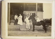 Portret van E. Bremer met vrouw, kinderen, bediende en paard voor zijn huis, Langkat Sumatra