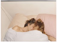 Twee slapende mensen in bed