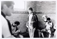 Marokaanse jongeren in de kleedkamer van de voetbalclub FC Internationaal