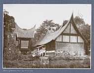 Kinderen poserend voor een woonhuis in Minangkabou op Sumatra