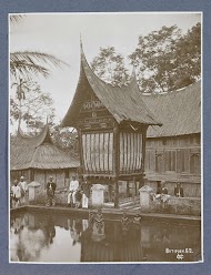 Mannen poserend voor padischuren in Batipoeh op Sumatra met op de voorgrond badende jongens