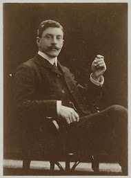 Zittende man met een sigaret