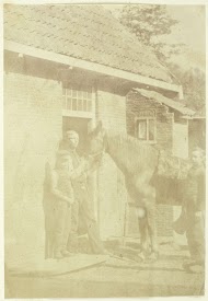 Portret van een man met paard en twee jongens