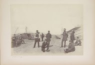 Werklieden, mannen in uniform en enkele goed geklede mannen in de duinen bij het Noordzeekanaal, nabij IJmuiden