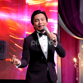 Anuar Zain on Stage by Luqman Hakim - People Musicians & Entertainers