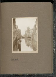 Doorkijk in de Voorstraatshaven met de Pelserbrug en de Grote Kerk in Dordrecht