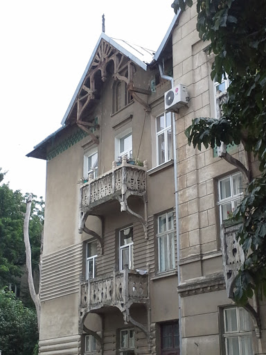 Дом С Резными Балконами