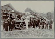 Militairen bij een vrachtauto te Krueng Seumpo