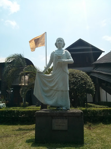 Tari Nguri Sumbawa Statue