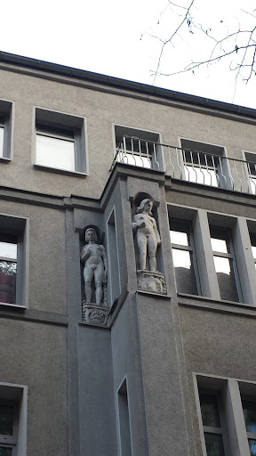 Statuen in der Hauswand