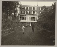 Boelie en Guus spelen met een diabolo in de tuin