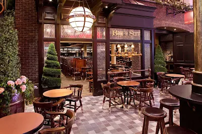 Have a drink, British style, at the Bow & Stern on the Royal Promenade of Allure of the Seas. An English pub with dark wood, nautical decor, live entertainment and an extensive list of brews, it seats 128 and smoking is permitted.