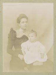 Portret van een vrouw met een baby op schoot