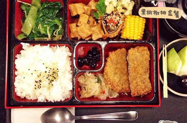 【高雄食記】黑胡椒排擄獲你的心 ♥ 艾妮塔素食咖啡．創意蔬食