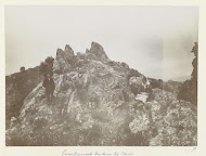 Kinderen poserend op een rots in het Corsicaanse landschap