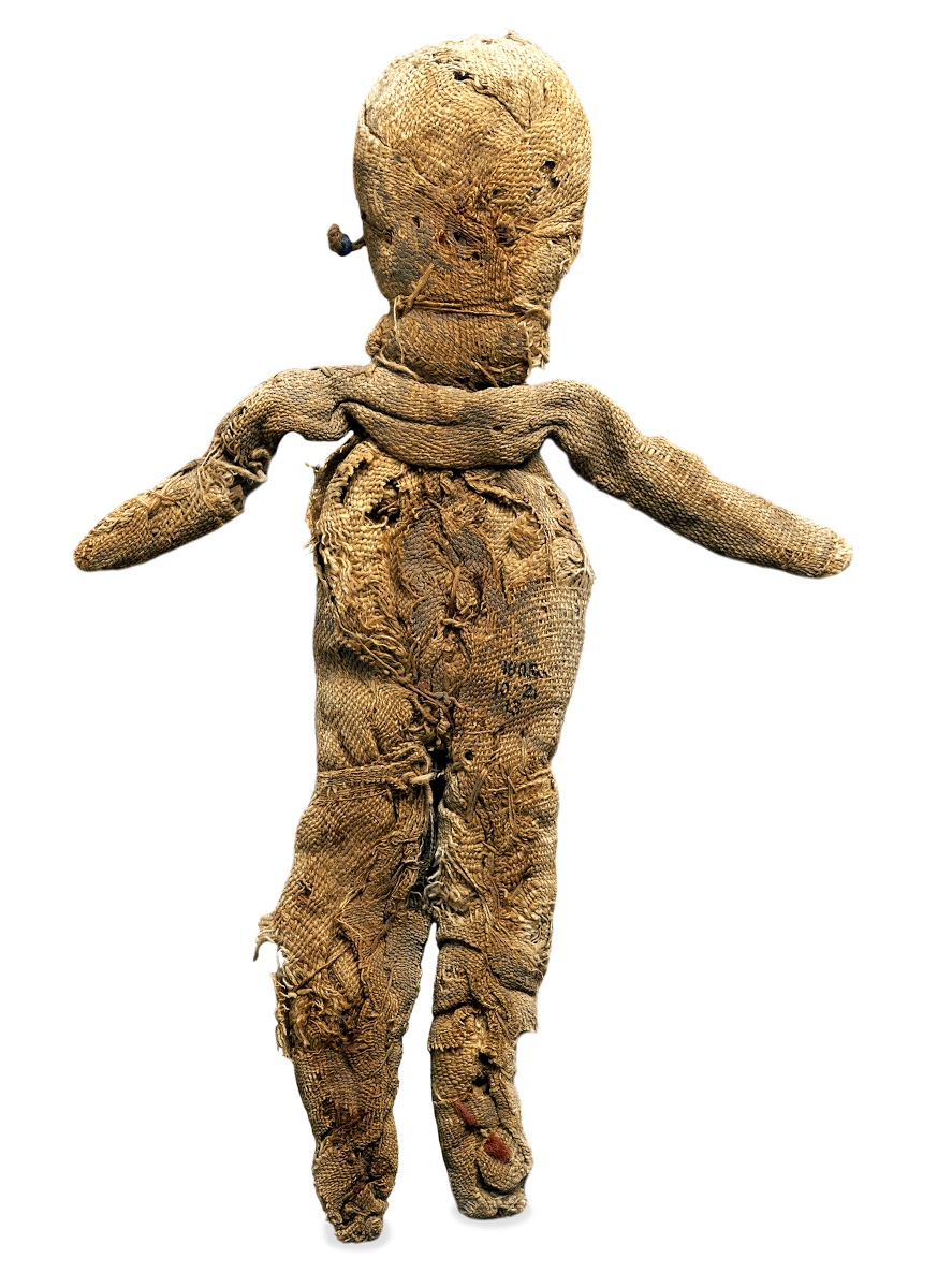 Деревянная кукла одна из первых игрушек впр. Тряпичная кукла в британском музее. Первые куклы древнего Египта. Куклы древнего Рима. Самые первые куклы.